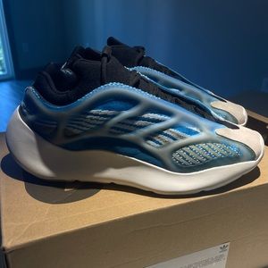 Yeezy 700V3 sneakers {size US 7 }